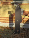907136 Afbeelding van een silhouet van een man voor het pand Hamburgerstraat 30 (voormalig kantongerecht; thans: 'House ...